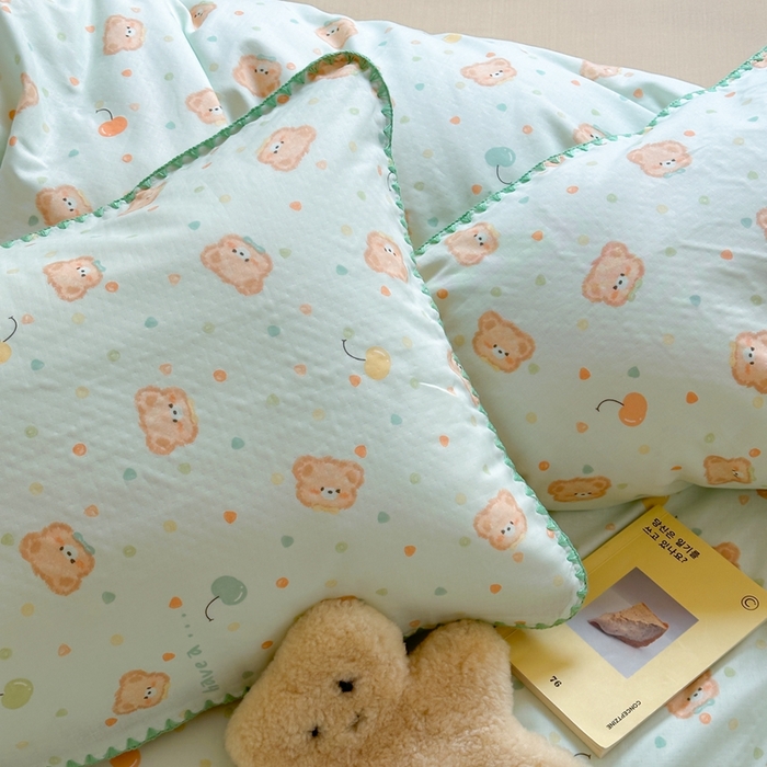 91家纺网 家纺一手货源 找家纺 觅糖 2025新款全棉双层纱三角针萌趣卡通系列 仔仔熊绿