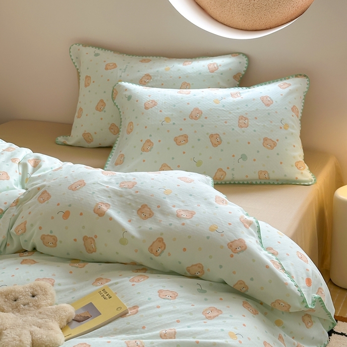 91家纺网 家纺一手货源 找家纺 觅糖 2025新款全棉双层纱三角针萌趣卡通系列 仔仔熊绿