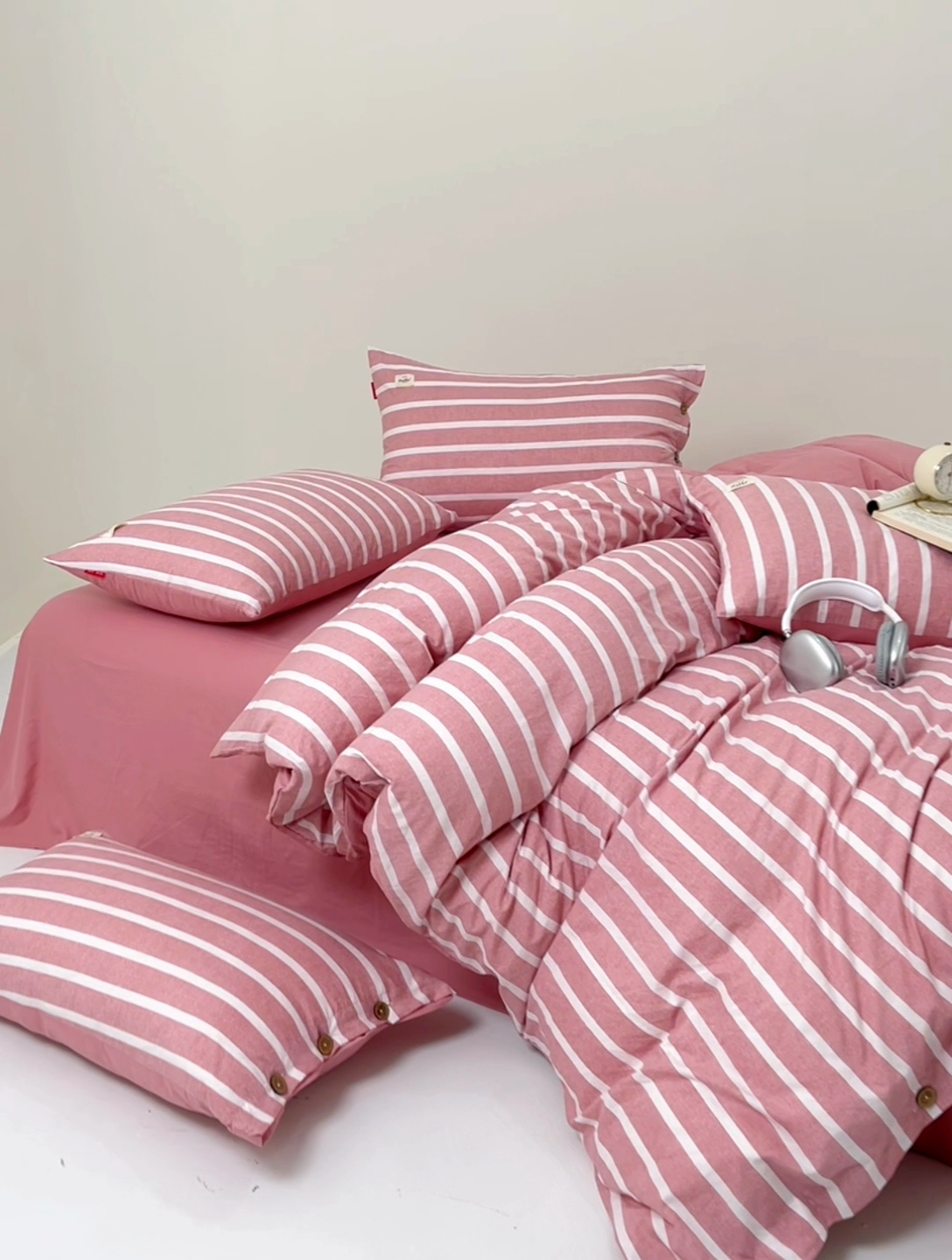 91家纺网 家纺一手货源 找家纺 睡美美 2025新款加厚色织水洗棉印染条纹四件套 复古红条