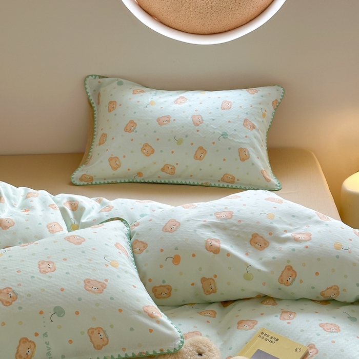 91家纺网 家纺一手货源 找家纺 觅糖 2025新款全棉双层纱三角针萌趣卡通系列 仔仔熊绿