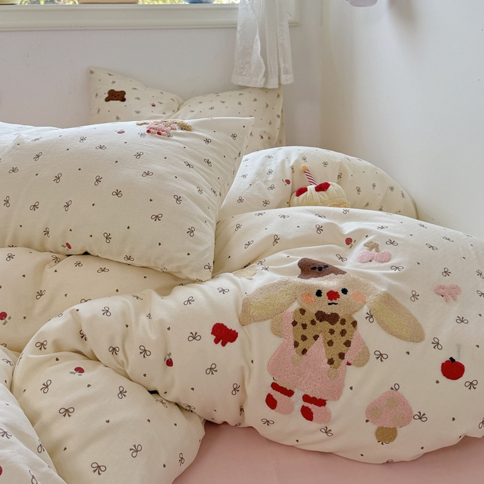 91家纺网 家纺一手货源 找家纺 澳萝拉2025春夏新款全棉纯棉双层纱毛巾绣四件套 樱桃兔