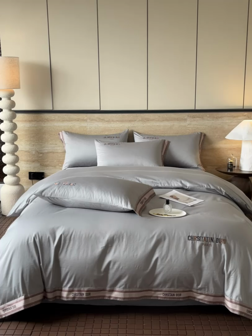 91家纺网 家纺一手货源 找家纺 瑞驰家纺 2025新款长绒棉绣花莱桉系列四件套 莱桉-朵拉灰