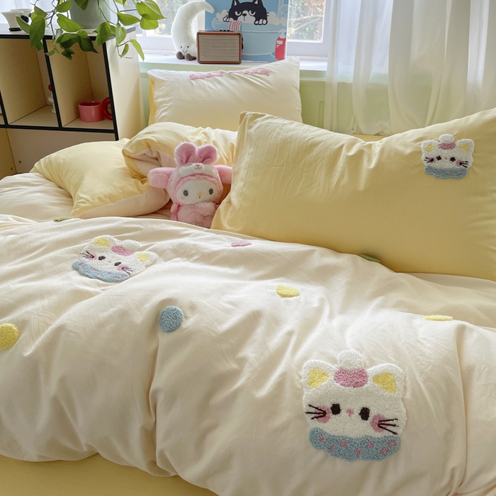 91家纺网 家纺一手货源 找家纺 雨帆家纺 2025新款水洗棉毛巾绣四件套 波点猫奶油黄