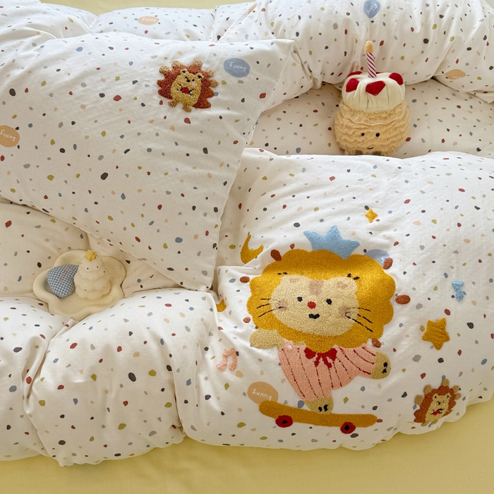 91家纺网 家纺一手货源 找家纺 澳萝拉2025春夏新款全棉纯棉双层纱毛巾绣四件套 萌萌小狮子