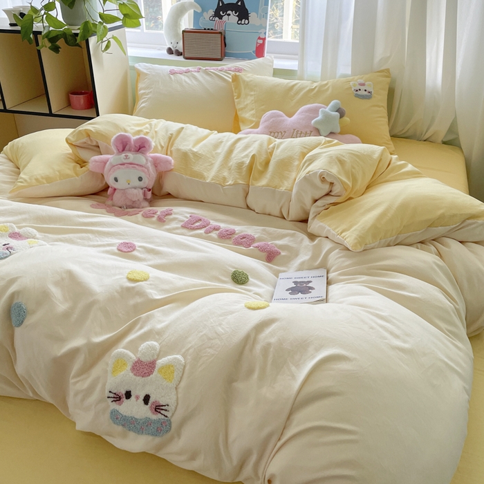 91家纺网 家纺一手货源 找家纺 雨帆家纺 2025新款水洗棉毛巾绣四件套 波点猫奶油黄