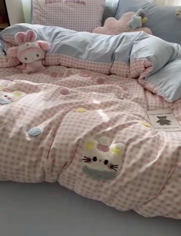 91家纺网 家纺一手货源 找家纺 雨帆家纺 2025新款水洗棉毛巾绣四件套 波点猫粉格