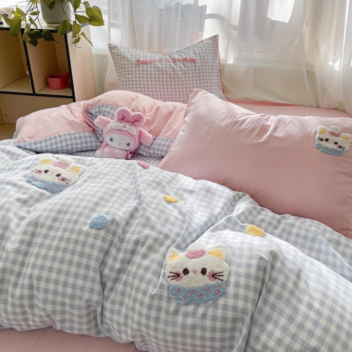 91家纺网 家纺一手货源 找家纺 雨帆家纺 2025新款水洗棉毛巾绣四件套 波点猫蓝格