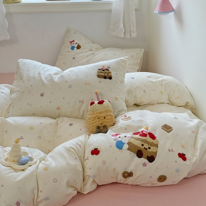 91家纺网 家纺一手货源 找家纺 澳萝拉2025春夏新款全棉纯棉双层纱毛巾绣四件套 猫咪蛋糕