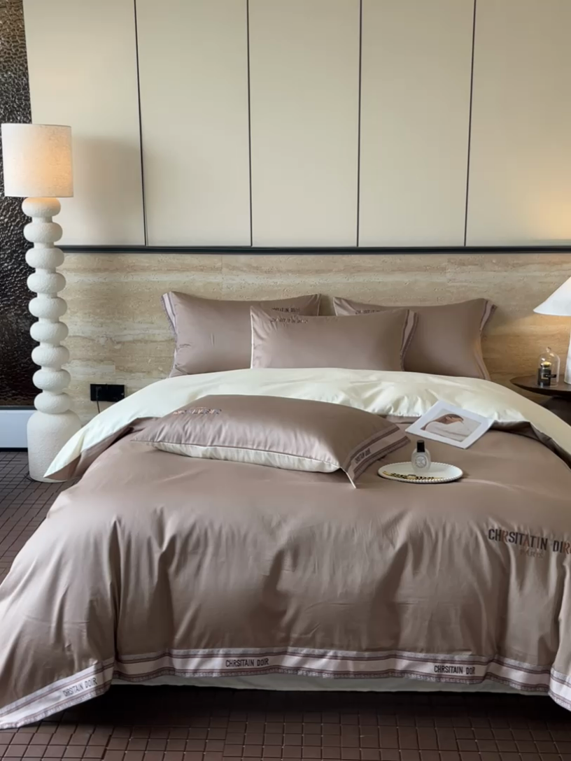 91家纺网 家纺一手货源 找家纺 瑞驰家纺 2025新款长绒棉绣花莱桉系列四件套 莱桉-驼褐