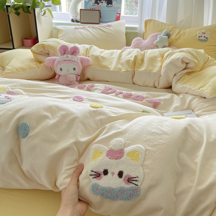 91家纺网 家纺一手货源 找家纺 雨帆家纺 2025新款水洗棉毛巾绣四件套 波点猫奶油黄