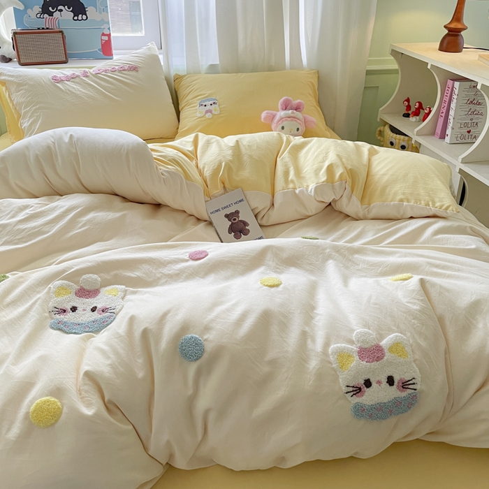 91家纺网 家纺一手货源 找家纺 雨帆家纺 2025新款水洗棉毛巾绣四件套 波点猫奶油黄