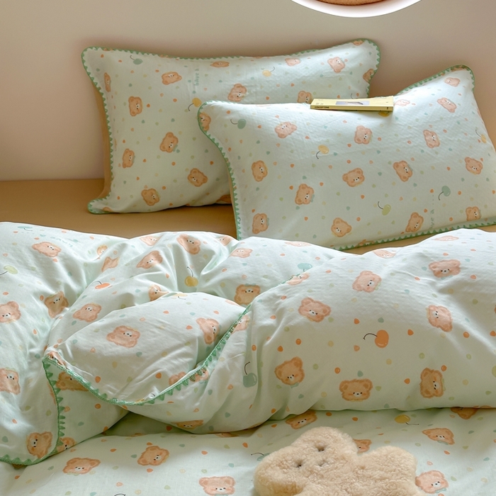 91家纺网 家纺一手货源 找家纺 觅糖 2025新款全棉双层纱三角针萌趣卡通系列 仔仔熊绿