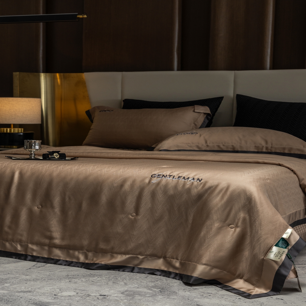 91家纺网 家纺一手货源 找家纺 时亿家居  2025新款80天丝提花床盖款夏被四件套 -晓雅系列 晓雅咖