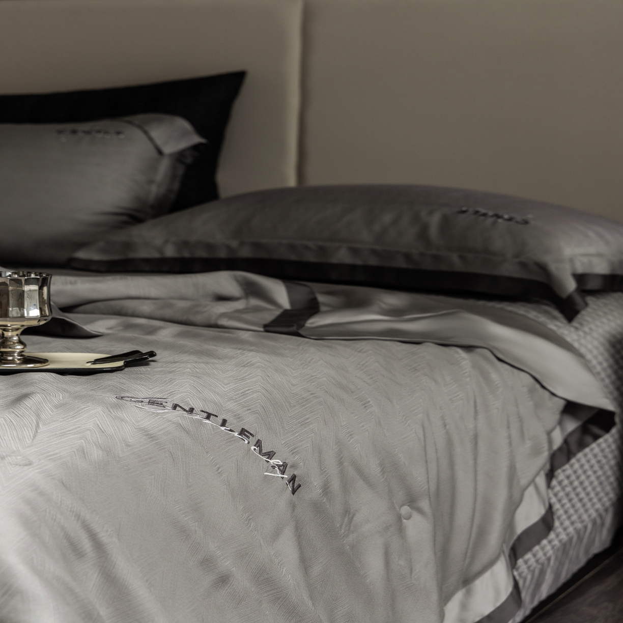 91家纺网 家纺一手货源 找家纺 时亿家居  2025新款80天丝提花床盖款夏被四件套 -晓雅系列 晓雅灰