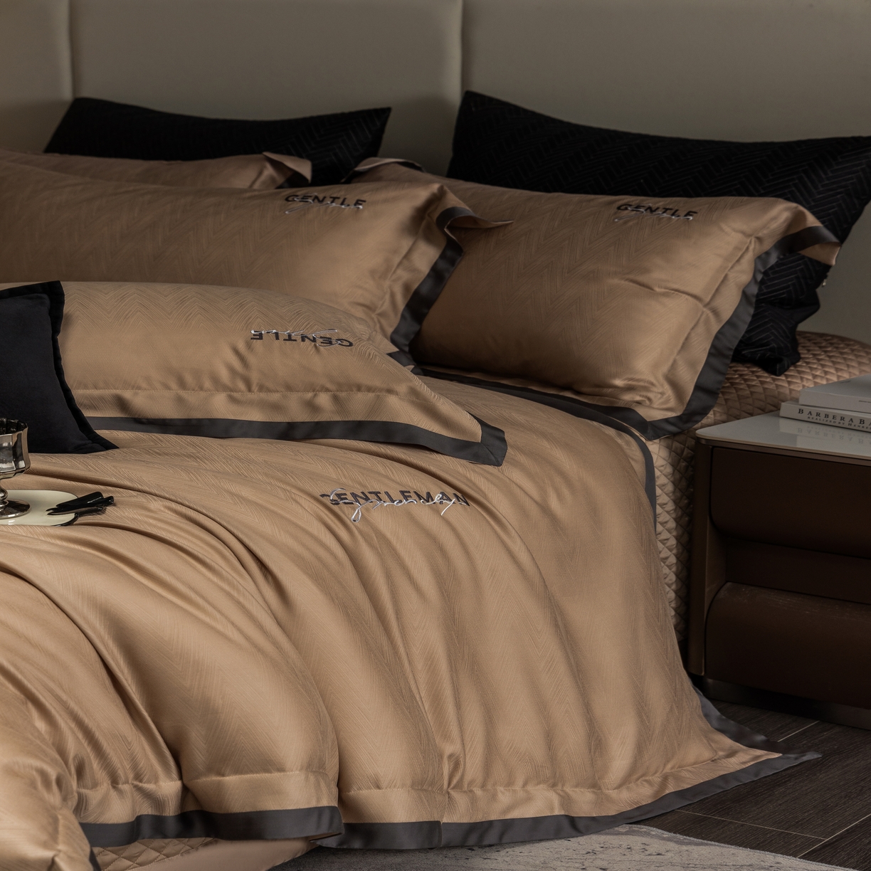 91家纺网 家纺一手货源 找家纺 时亿家居 2025新款80天丝提花床盖款四件套-晓雅系列 晓雅 咖