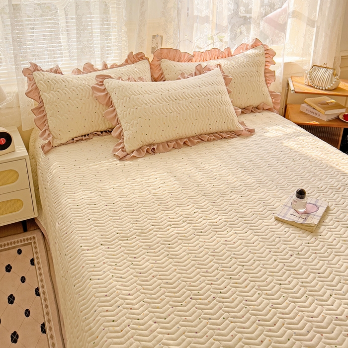 91家纺网 家纺一手货源 找家纺 2025云感提花双层纱加厚夹棉绗缝床盖 波点世界