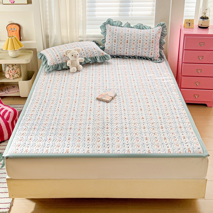 91家纺网 家纺一手货源 找家纺 纽缦家纺2025新款云感提花双层纱夹棉床垫 他和她的兔