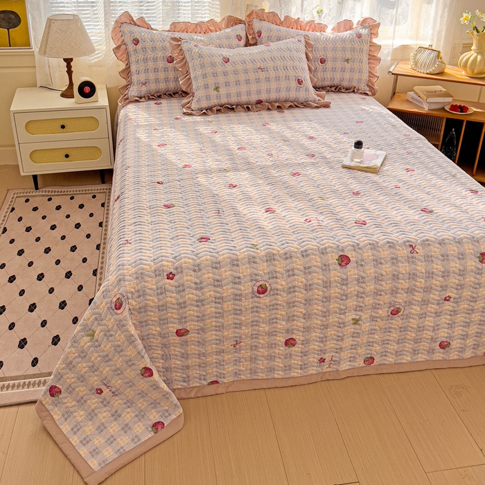 91家纺网 家纺一手货源 找家纺 2025云感提花双层纱加厚夹棉绗缝床盖 有草莓的地方