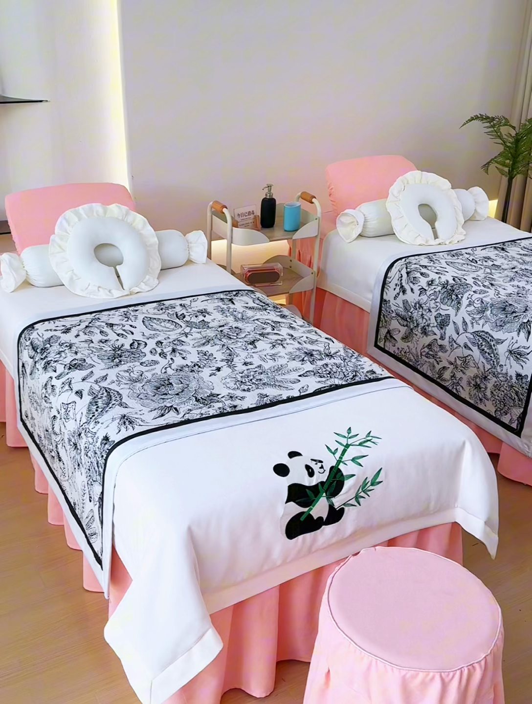 91家纺网 家纺一手货源 找家纺 不打烊家纺 2025新款贡缎绣花熊猫系列美容床罩 米白色拼玉色