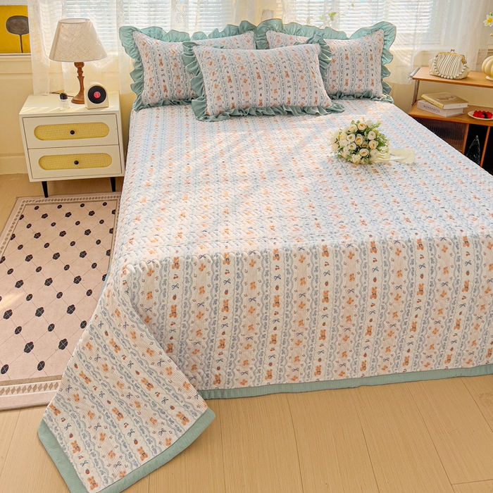 91家纺网 家纺一手货源 找家纺 2025云感提花双层纱加厚夹棉绗缝床盖 他和她的兔