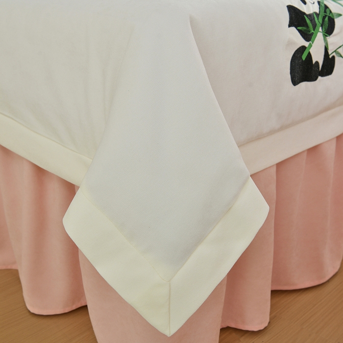 91家纺网 家纺一手货源 找家纺 不打烊家纺 2025新款贡缎绣花熊猫系列美容床罩 米白色拼玉色