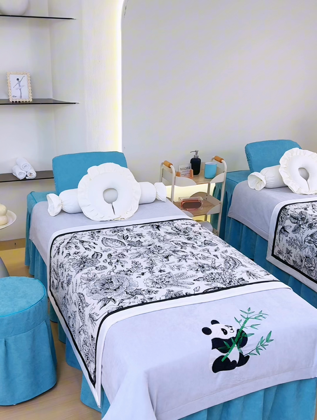 91家纺网 家纺一手货源 找家纺 不打烊家纺 2025新款贡缎绣花熊猫系列美容床罩 灰色拼绿色