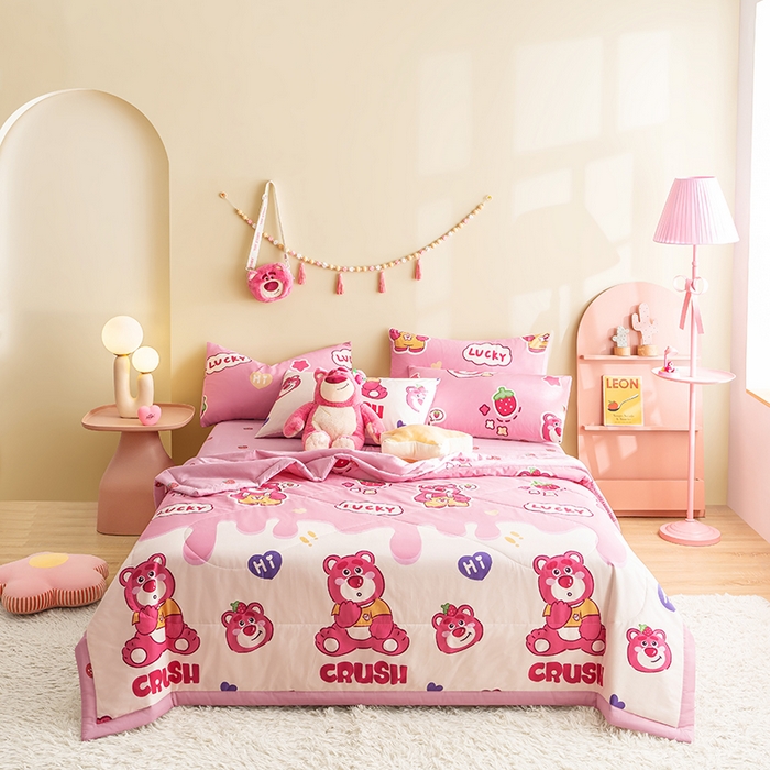 91家纺网 家纺一手货源 找家纺 暖阳 【同款地板价】2025年新款全棉印花棉花夏被四件套被子被芯 草莓熊宝