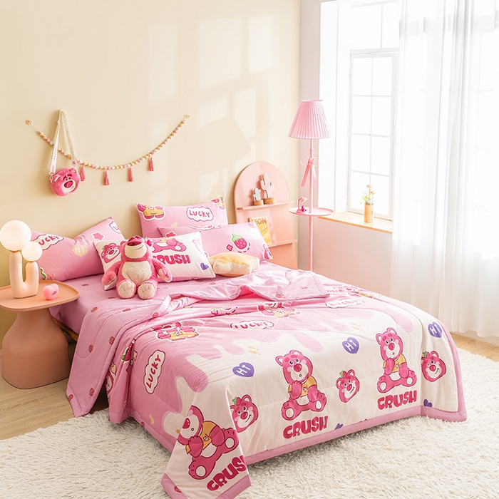 91家纺网 家纺一手货源 找家纺 暖阳 【同款地板价】2025年新款全棉印花棉花夏被四件套被子被芯 草莓熊宝