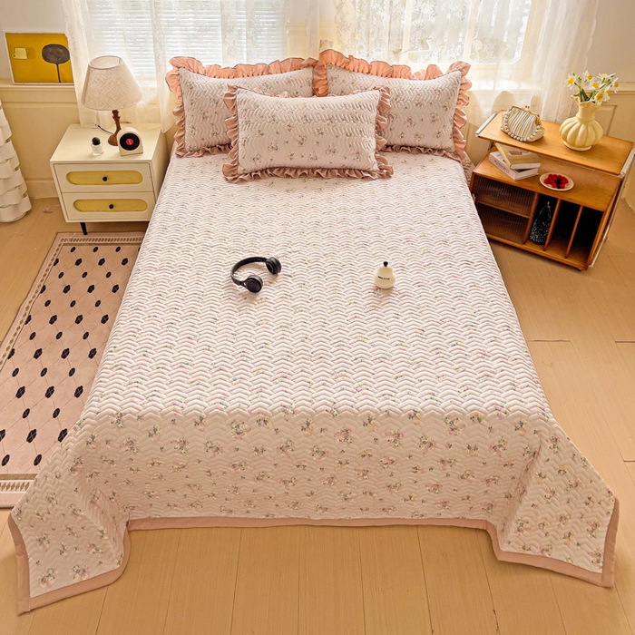 91家纺网 家纺一手货源 找家纺 2025云感提花双层纱加厚夹棉绗缝床盖 暗恋