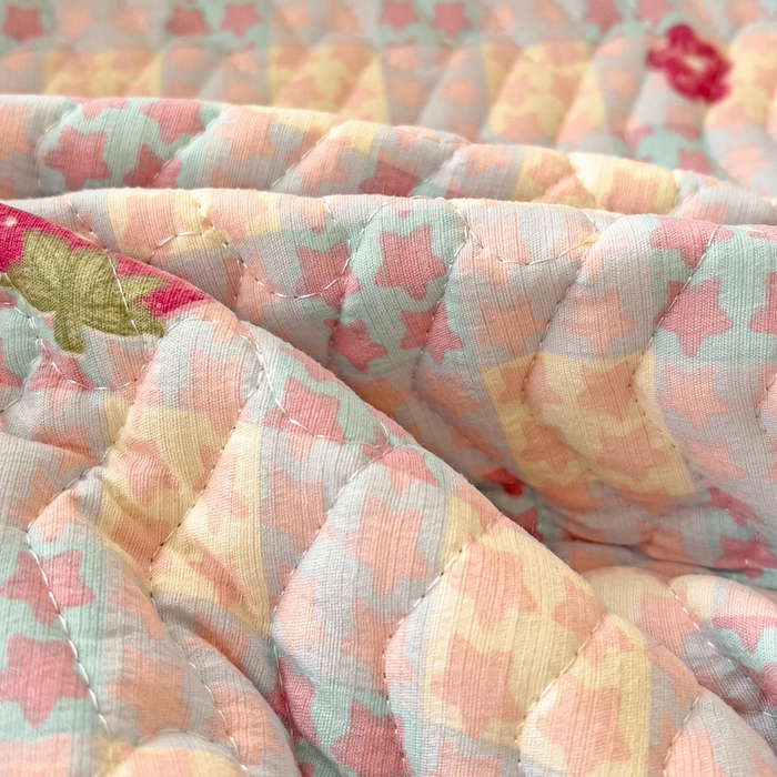 91家纺网 家纺一手货源 找家纺 2025云感提花双层纱加厚夹棉绗缝床盖 有草莓的地方