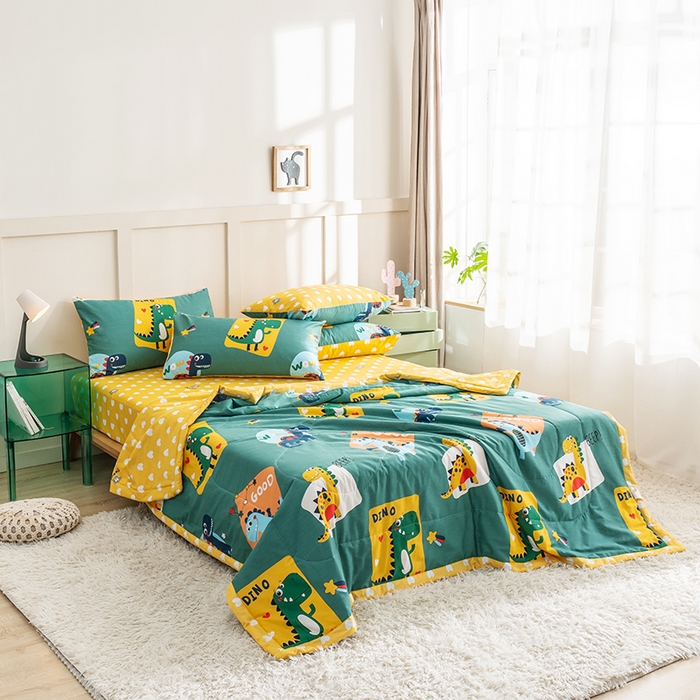 91家纺网 家纺一手货源 找家纺 暖阳 【同款地板价】2025年新款全棉印花棉花夏被四件套被子被芯 恐龙家族绿