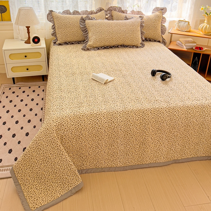 91家纺网 家纺一手货源 找家纺 2025云感提花双层纱加厚夹棉绗缝床盖 小豹纹