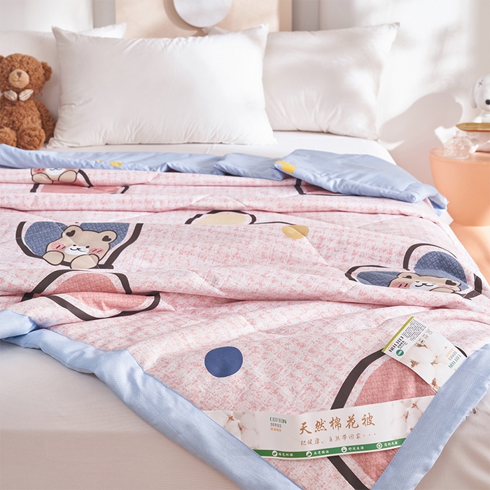 91家纺网 家纺一手货源 找家纺 羽梦家纺2025新款新疆棉花全棉夏凉被 可乐熊粉