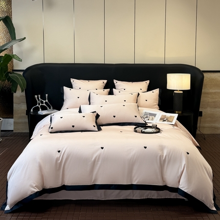 91家纺网 家纺一手货源 找家纺 博纳家纺 2025新款亲肤棉绣花爱心刺绣宽边四件套—甜蜜爱心 粉玉