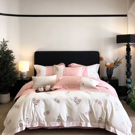 91家纺网 家纺一手货源 找家纺 博纳家纺 2025新款亲肤棉绣花四件套--泡芙小姐 粉玉