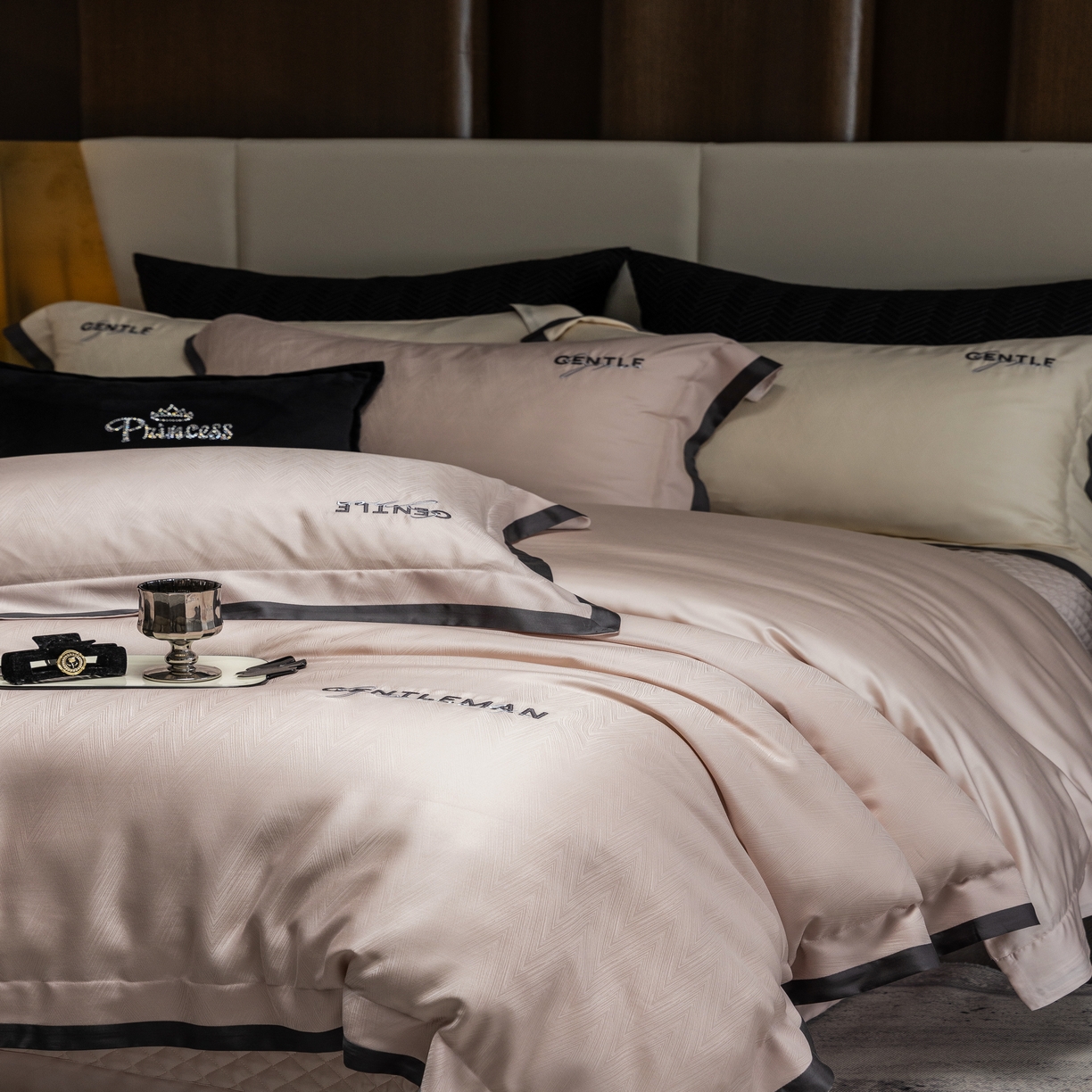 91家纺网 家纺一手货源 找家纺 时亿家居 2025新款80天丝提花床盖款四件套-晓雅系列 晓雅 粉