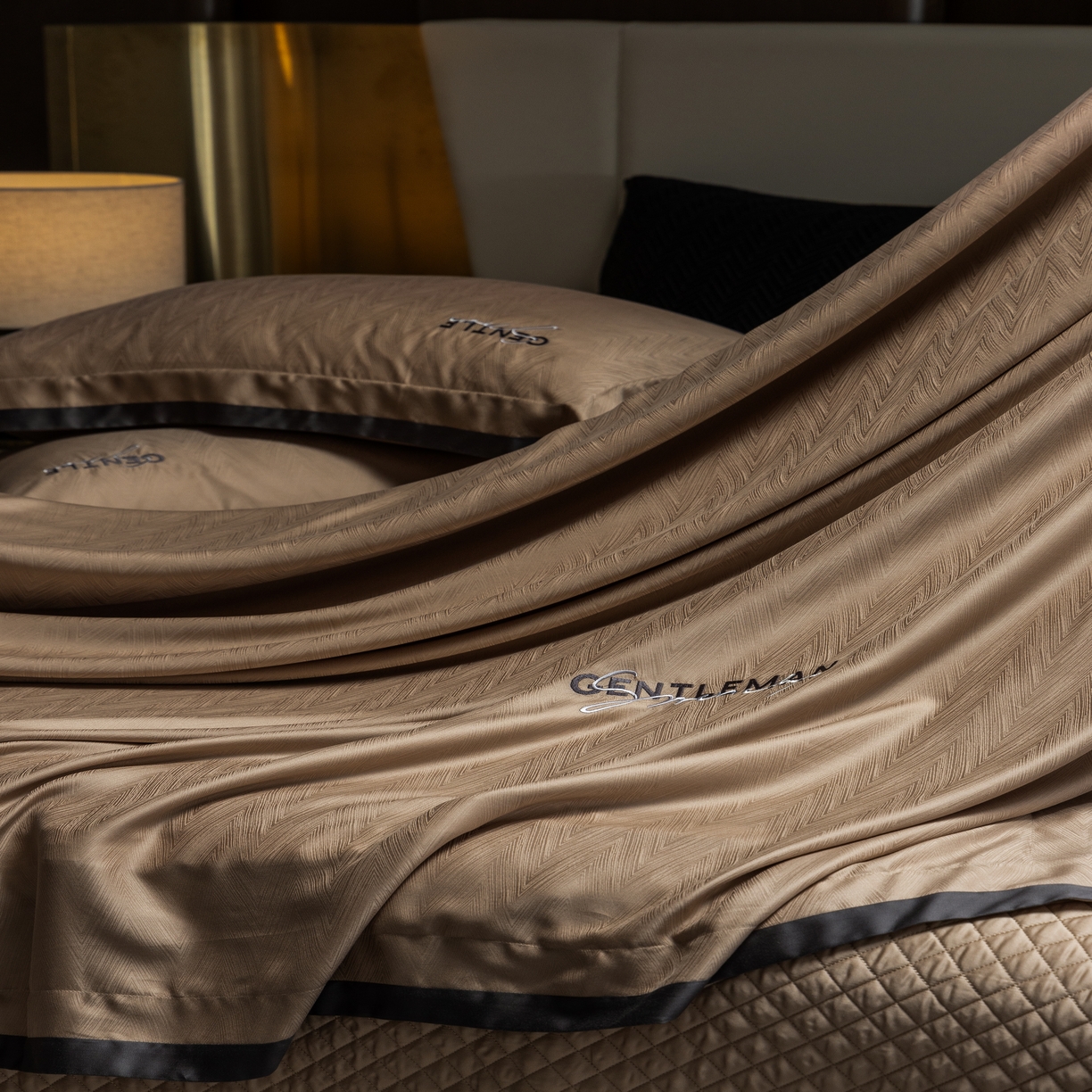 91家纺网 家纺一手货源 找家纺 时亿家居  2025新款80天丝提花床盖款夏被四件套 -晓雅系列 晓雅咖