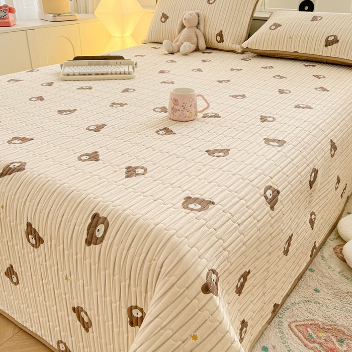 91家纺网 家纺一手货源 找家纺 雅萱家纺  2025新款双面全棉印花床盖三件套 饼干熊