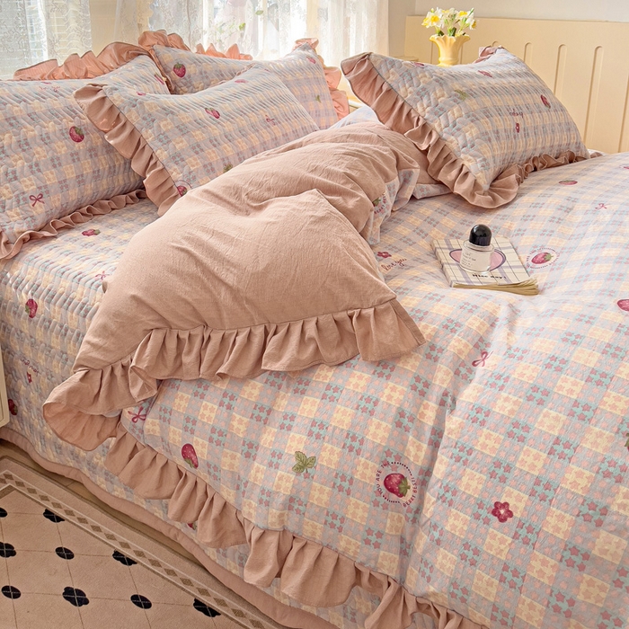 91家纺网 家纺一手货源 找家纺 纽缦家纺2025新款云感提花双层纱床盖韩版四件套 有草莓的地方