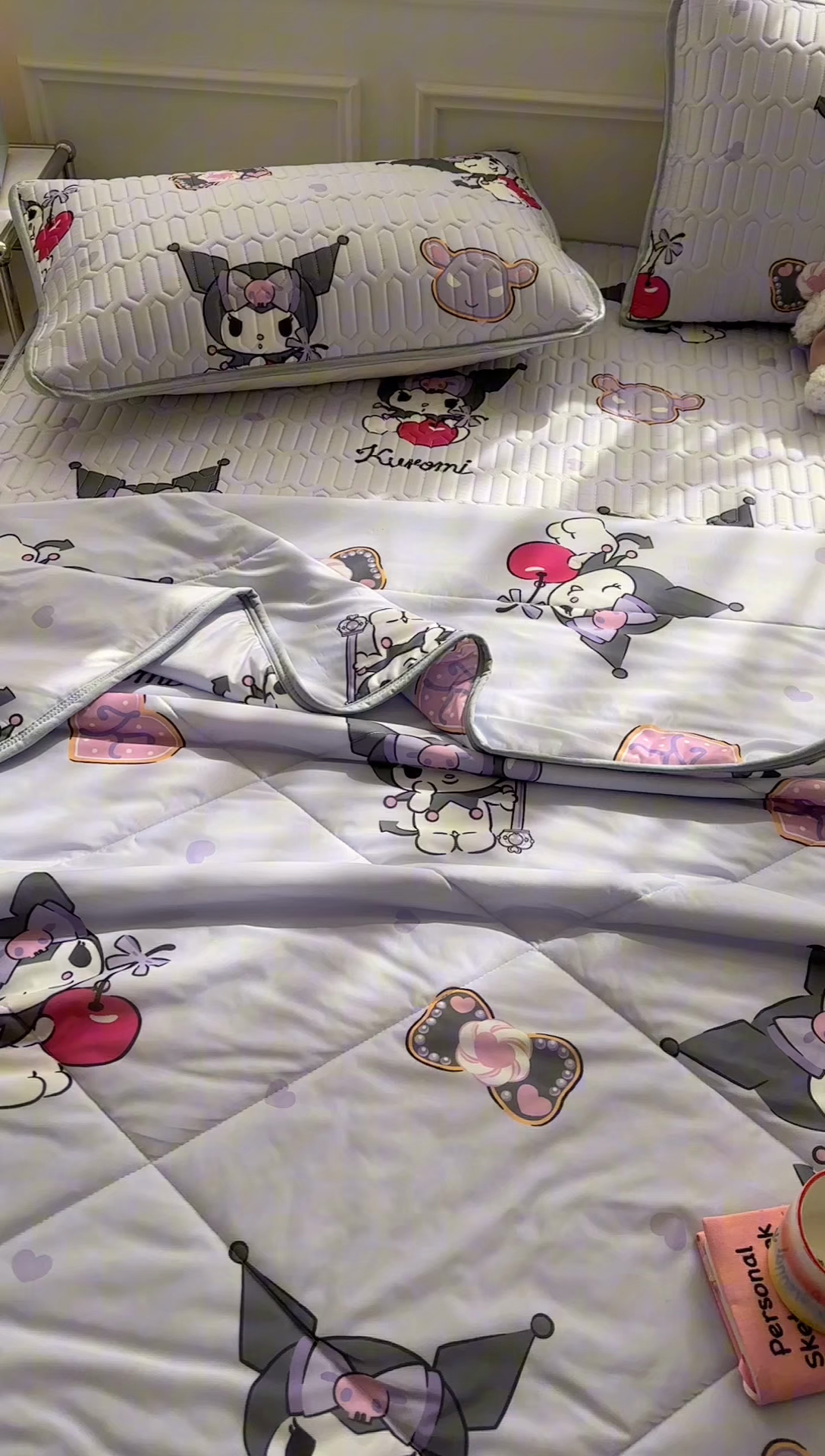 91家纺网 家纺一手货源 找家纺 希诺2025春夏新款小版三丽鸥凉感夏被夏凉被空调被 苹果库洛米