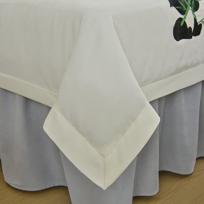 91家纺网 家纺一手货源 找家纺 不打烊家纺 2025新款贡缎绣花熊猫系列美容床罩 米白色拼灰色