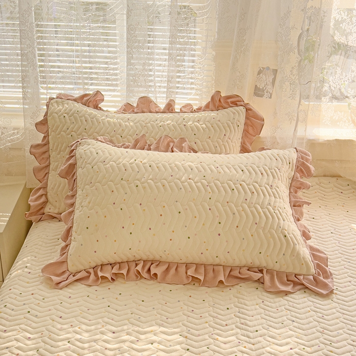 91家纺网 家纺一手货源 找家纺 2025云感提花双层纱加厚夹棉绗缝床盖 波点世界