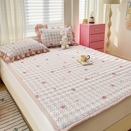 纽缦家纺2025新款云感提花双层纱夹棉床垫 有草莓的地方