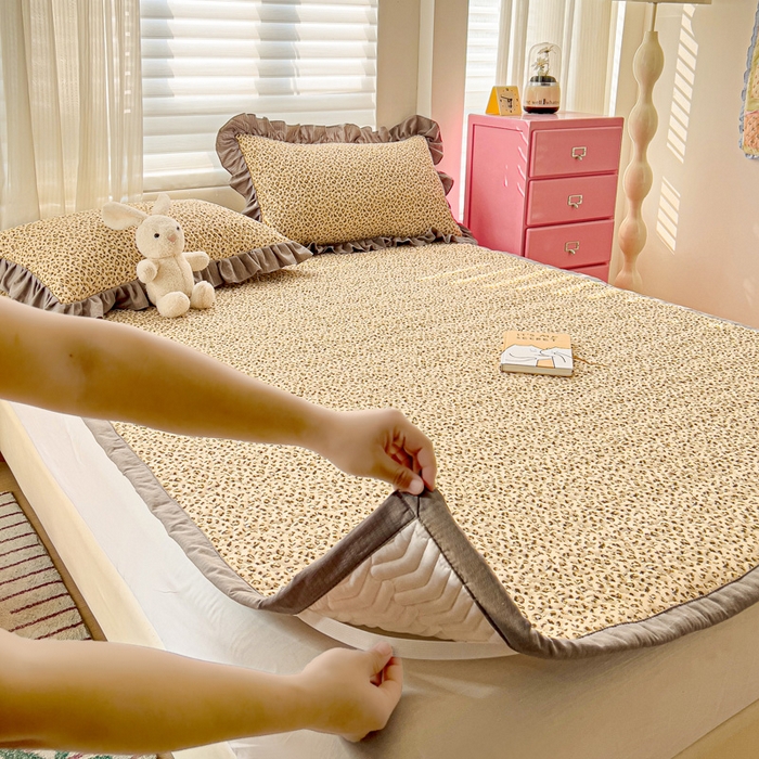 91家纺网 家纺一手货源 找家纺 纽缦家纺2025新款云感提花双层纱夹棉床垫 小豹纹