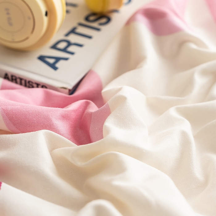 91家纺网 家纺一手货源 找家纺 暖阳 【同款地板价】2025年新款全棉印花棉花夏被四件套被子被芯 草莓熊宝