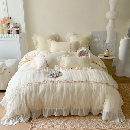 91家纺网 家纺一手货源 找家纺 吾欢心2025新款糯小棉进口雪纺蕾丝花边加进口刺绣花边拼接四件套 维密天使黄