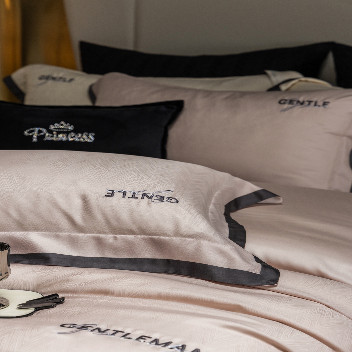 91家纺网 家纺一手货源 找家纺 时亿家居 2025新款80天丝提花床盖款四件套-晓雅系列 晓雅 粉