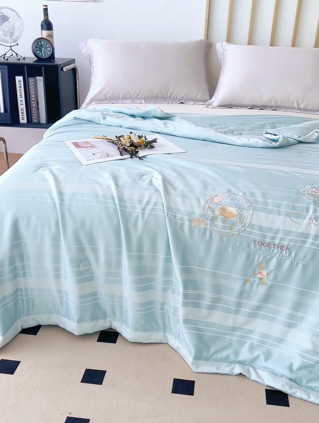 91家纺网 家纺一手货源 找家纺 优姿家纺 2025新款60S天丝绣花镂空夏被4 浅蓝色条纹