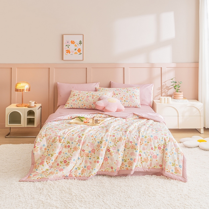 91家纺网 家纺一手货源 找家纺 暖阳 【同款地板价】2025年新款全棉印花棉花夏被四件套被子被芯 倾心之恋