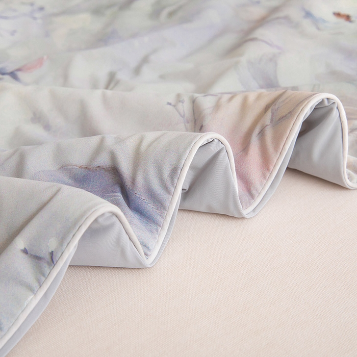 91家纺网 家纺一手货源 找家纺 睡棉坊2025新款数码印花高克重凉感丝夏凉被呱呱被10%大豆纤维填充带质检报告 国色东方